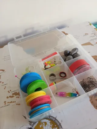 Caja de pesca con accesorios