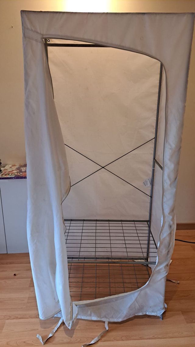 Armario de tela y metal