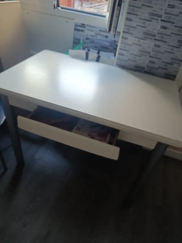 Mesa de cocina extensible gris y blanca