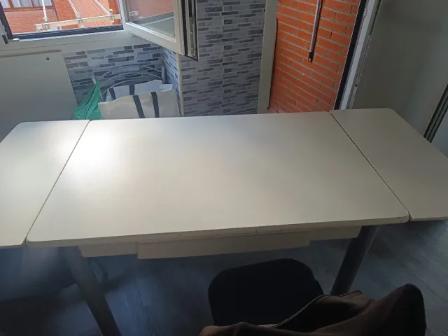 Mesa de cocina extensible gris y blanca