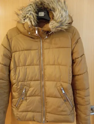 Cazadora acolchada marrón con capucha