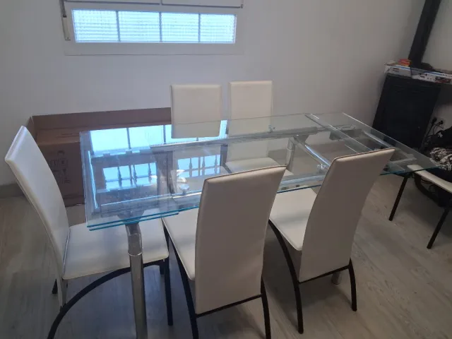 Mesa de cristal y 6 sillas blancas