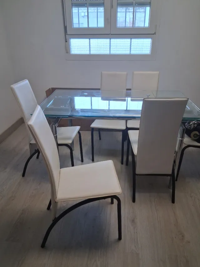Mesa de cristal y 6 sillas blancas