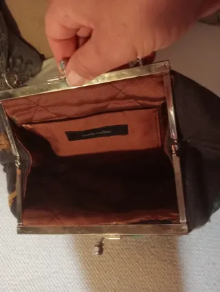 Bolso en tejido con bordados cadena metalica