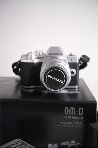 Cámara Olympus OM-D E-M10 Mark III + 2 objetivos
