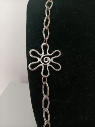 Collar bisutería plateado flores