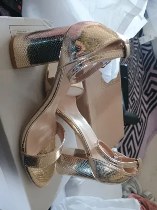 Zapatos de tacón dorados