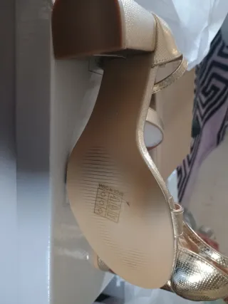 Zapatos de tacón dorados