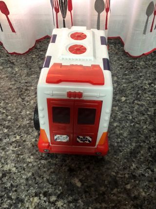 Camión de bomberos y ambulancia