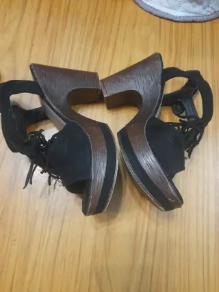 Sandalias de tacón negras y marrones