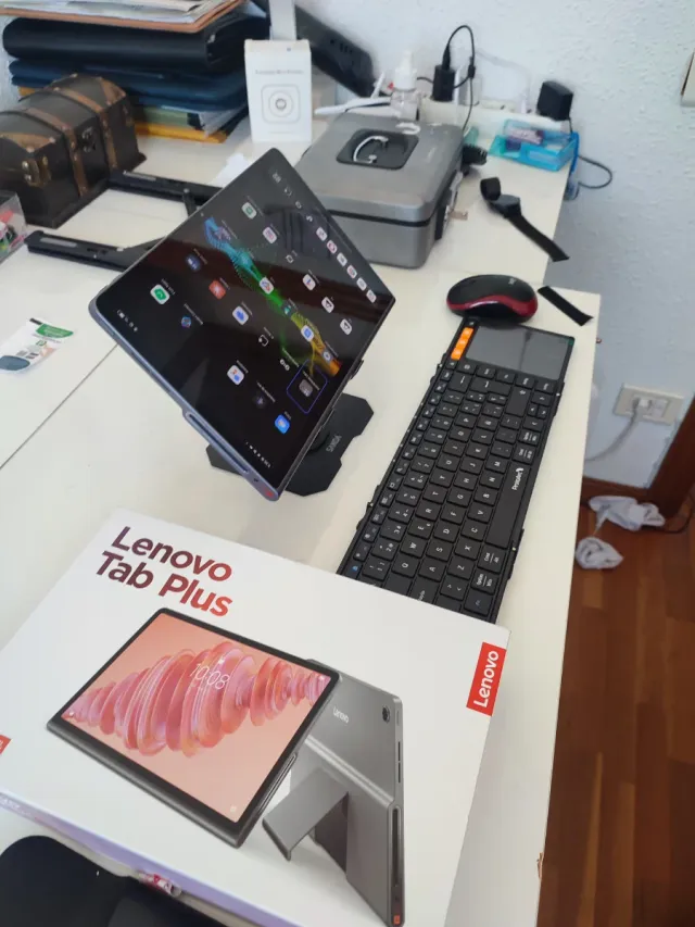 Lenovo Tab Plus Gris/Plata + accesorios .