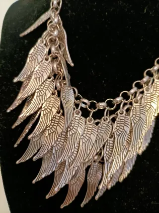 Collar plateado con colgantes de alas