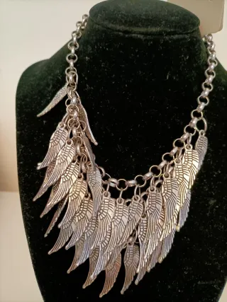 Collar plateado con colgantes de alas