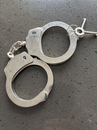 Esposas metálicas con llaves. Grilletes o marrocas