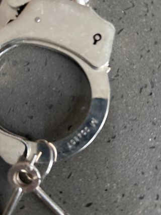 Esposas metálicas con llaves. Grilletes o marrocas