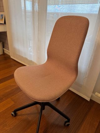 Silla de oficina rosa y patas negras