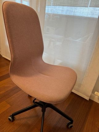 Silla de oficina rosa y patas negras