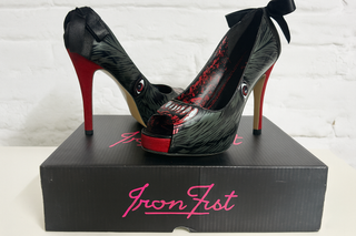 Zapatos Iron Fist Negro/Rojo Tacón Peep Toe
