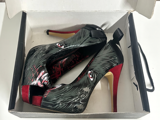 Zapatos Iron Fist Negro/Rojo Tacón Peep Toe