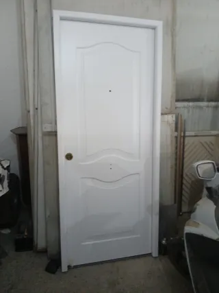 Puerta de seguridad blanca