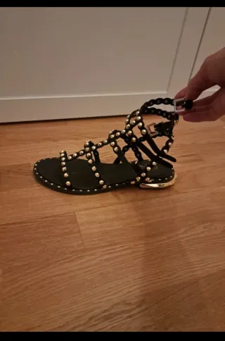 Sandalias gladiador EXE negras con detalles dorado