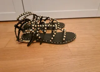 Sandalias gladiador EXE negras con detalles dorado
