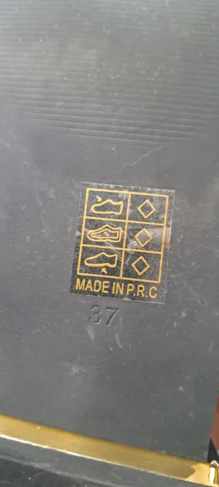 Sandalias gladiador EXE negras con detalles dorado