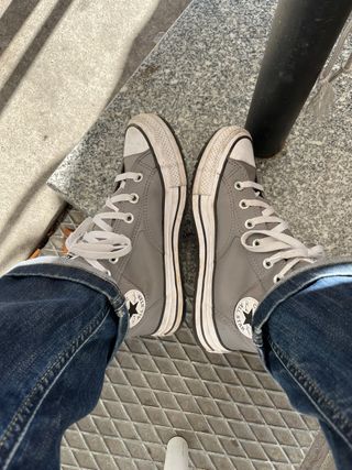 Botas Converse grises y blancas