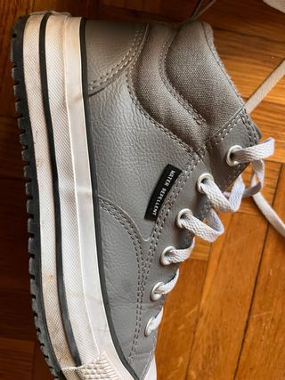 Botas Converse grises y blancas