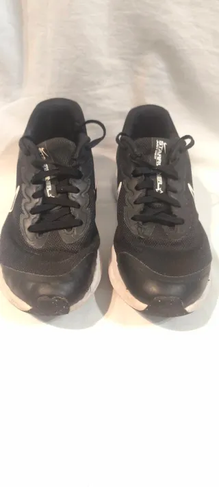 Zapatillas Nike Talla 36.5 Negras y Blancas