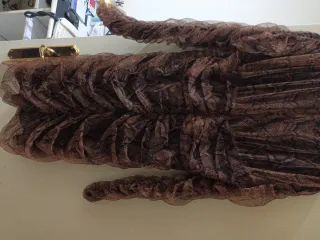 Vestido marrón con estampado de serpiente