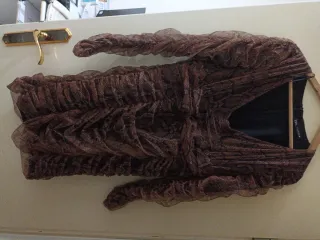 Vestido marrón con estampado de serpiente