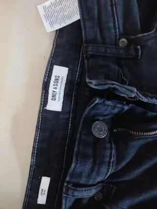 Pantalones vaqueros negros rotos