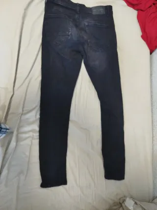 Pantalones vaqueros negros rotos