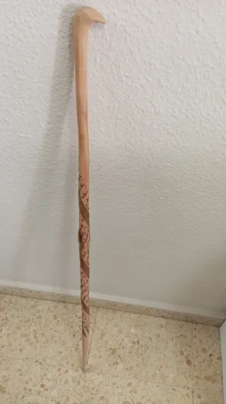 Bastón de madera tallada artesanal