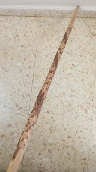 Bastón de madera tallada artesanal