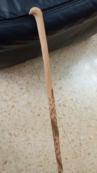 Bastón de madera tallada artesanal