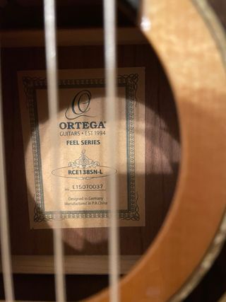 Guitarra zurda Ortega 138SN-L