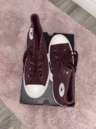 Zapatillas Converse color granate. Talla 38