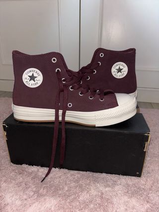 Zapatillas Converse color granate. Talla 38