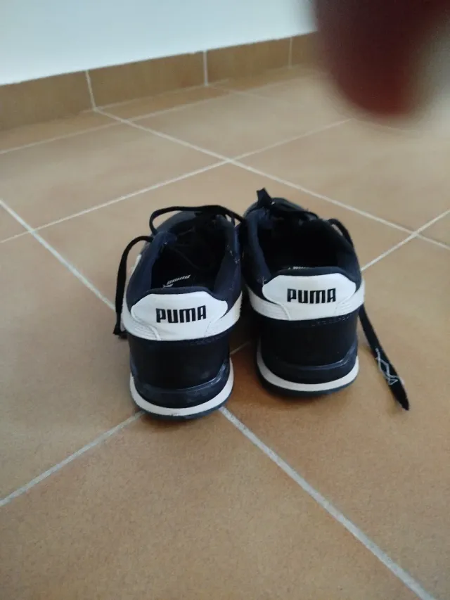 Zapatillas Puma Negras y Blancas