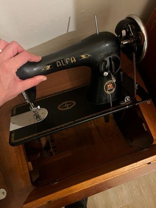 Máquina de coser antigua Alfa