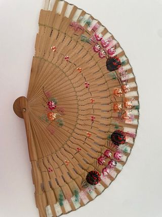 Abanico de madera pintado a mano
