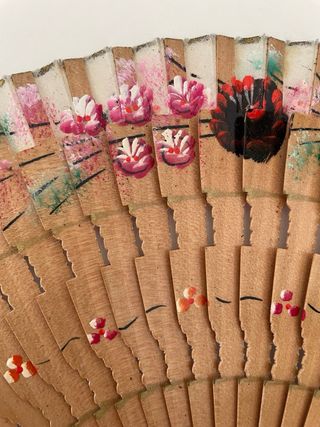 Abanico de madera pintado a mano