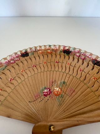 Abanico de madera pintado a mano