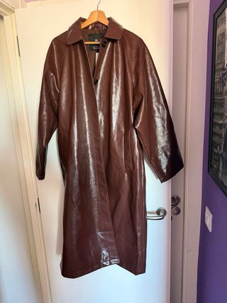 Gabardina vinilo Pull&Bear marrón