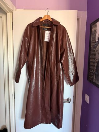 Gabardina vinilo Pull&Bear marrón