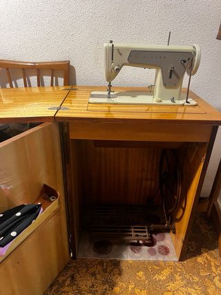Máquina de coser Singer antigua con mueble