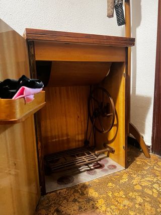 Máquina de coser Singer antigua con mueble
