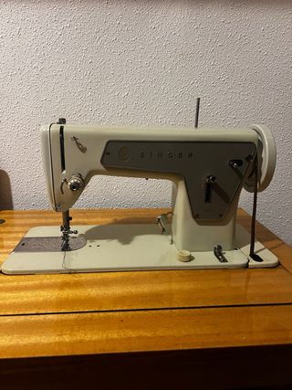 Máquina de coser Singer antigua con mueble